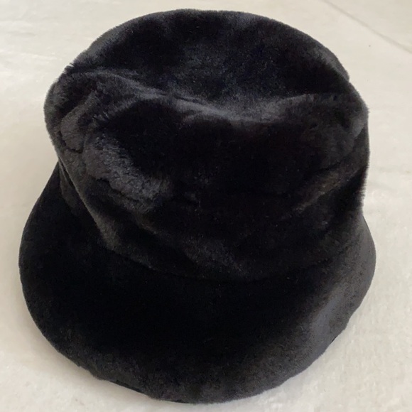 Liz Claiborne Accessories - Liz Claiborne | Y2K Velour Plush Bucket Hat Oval Metal Logo Spellout Black